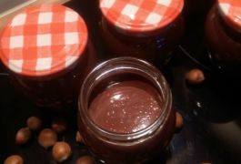 Čokolatinko: čokoladni namaz z lešniki, brez mleka (lahko vsebuje sledove mleka)