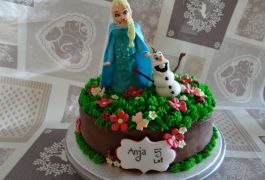 Torta Frozen z Elso in Olafom, za do 14 oseb (vse jedilno), okus Ferero (50 EUR)