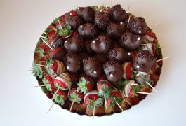 Čokoladni ježki in jagode oblite s čokolado