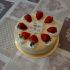 Bela musse torta z jagodami za do 8 oseb.