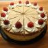 Čokoladna torta z vanilijevo in čokoladno kremo z malinami