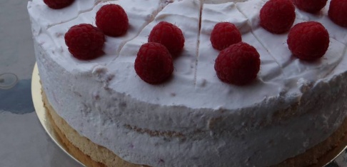 Jogurtova torta z malinami