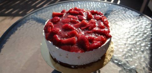 Limonina mascarpone torta z jagodami