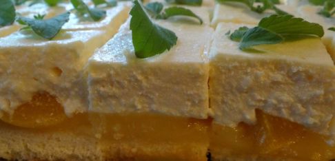 Vanilijevo skutno mini pecivo z breskvami